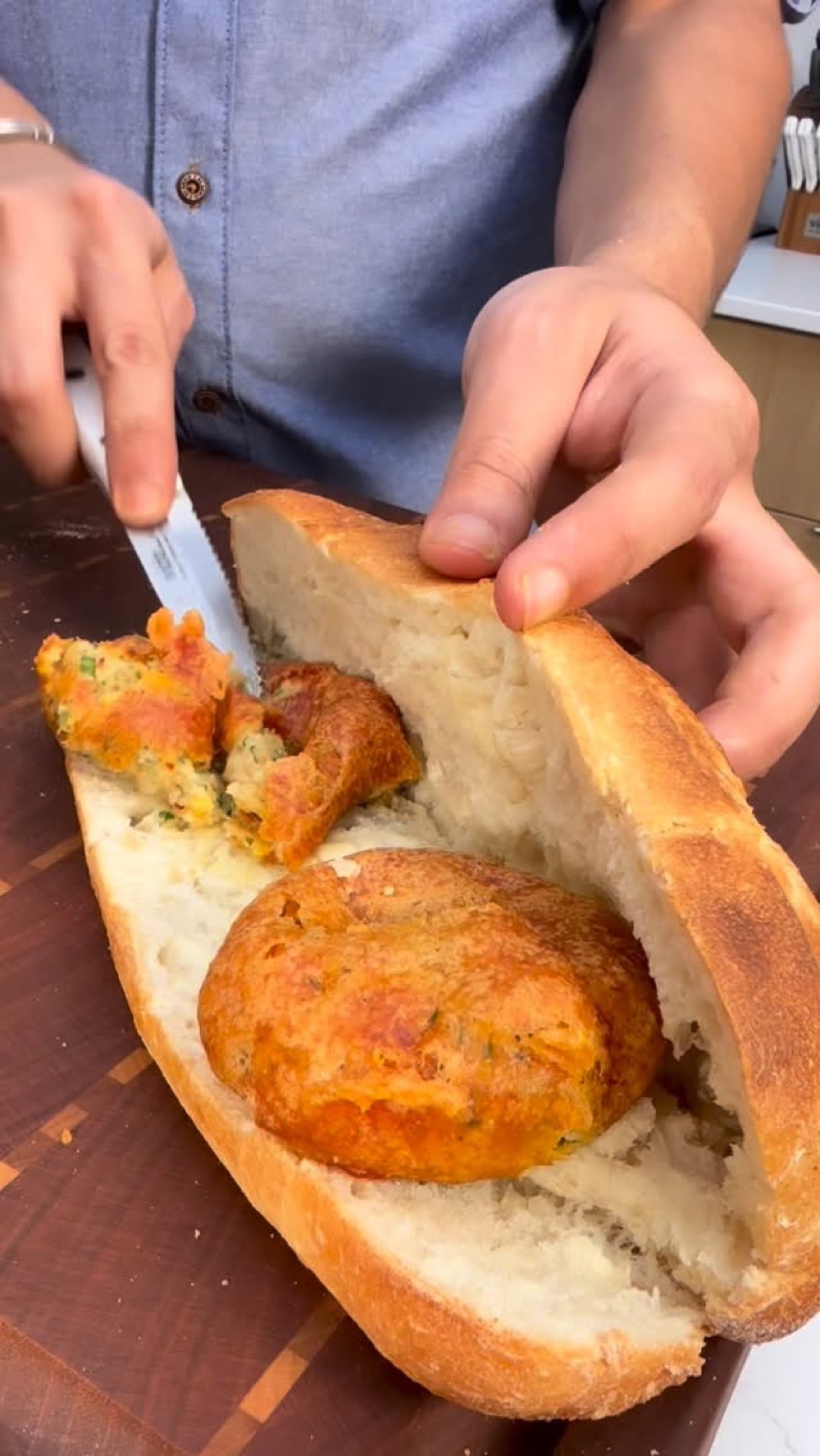 Maaqouda dorée dans un pain croustillant