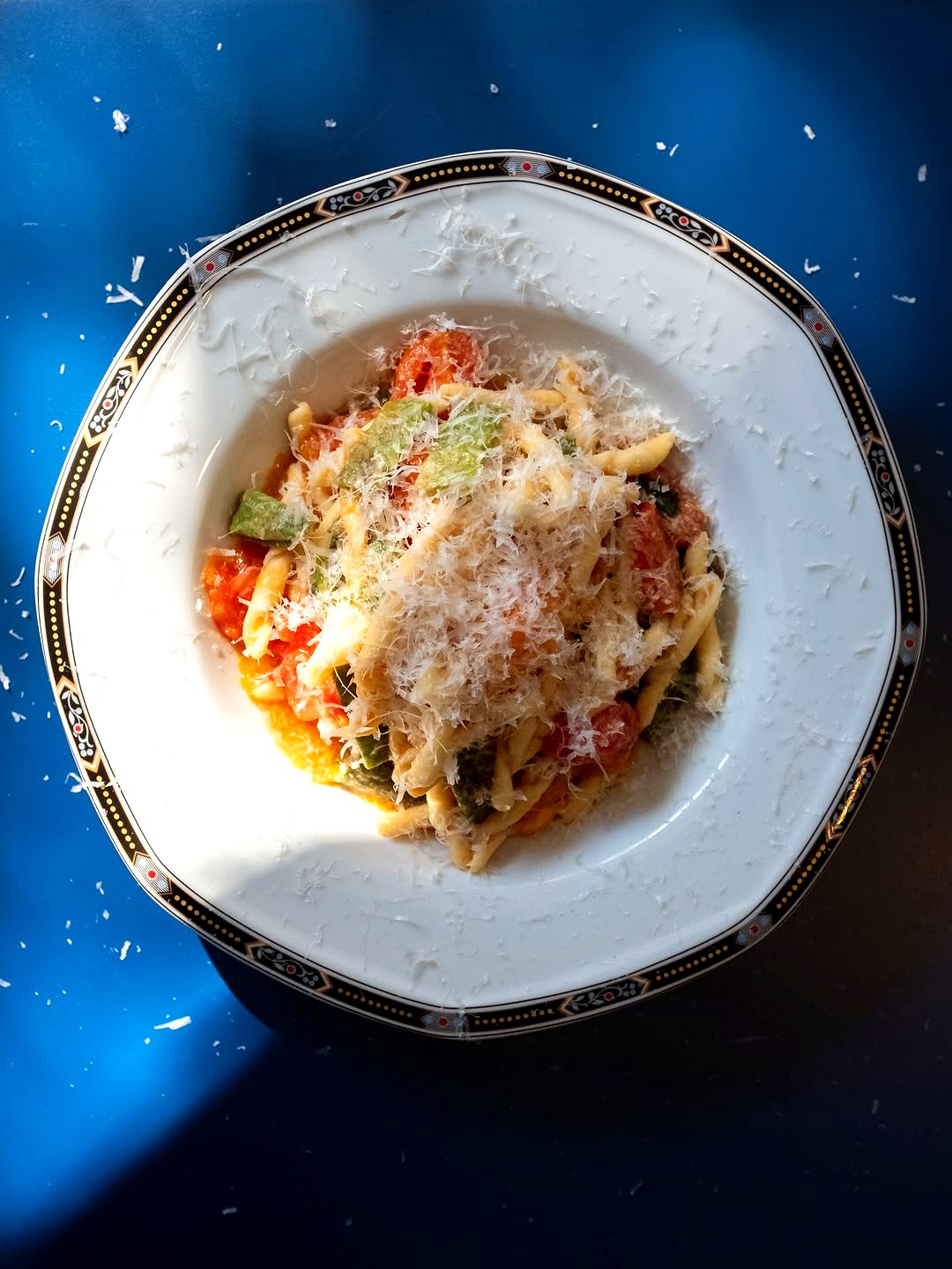 Strozzapreti primavera aux tomates, légumes et parmesan